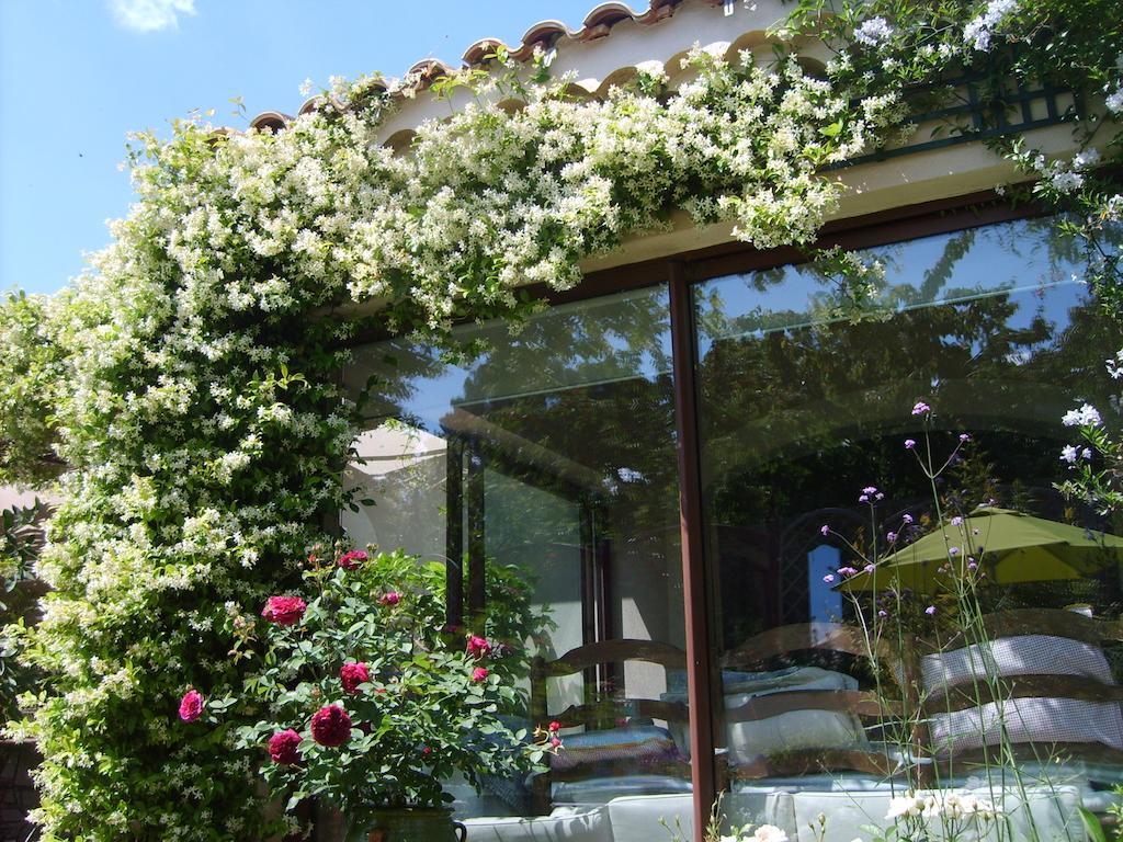Le Clos Martin Eyragues Exterior photo
